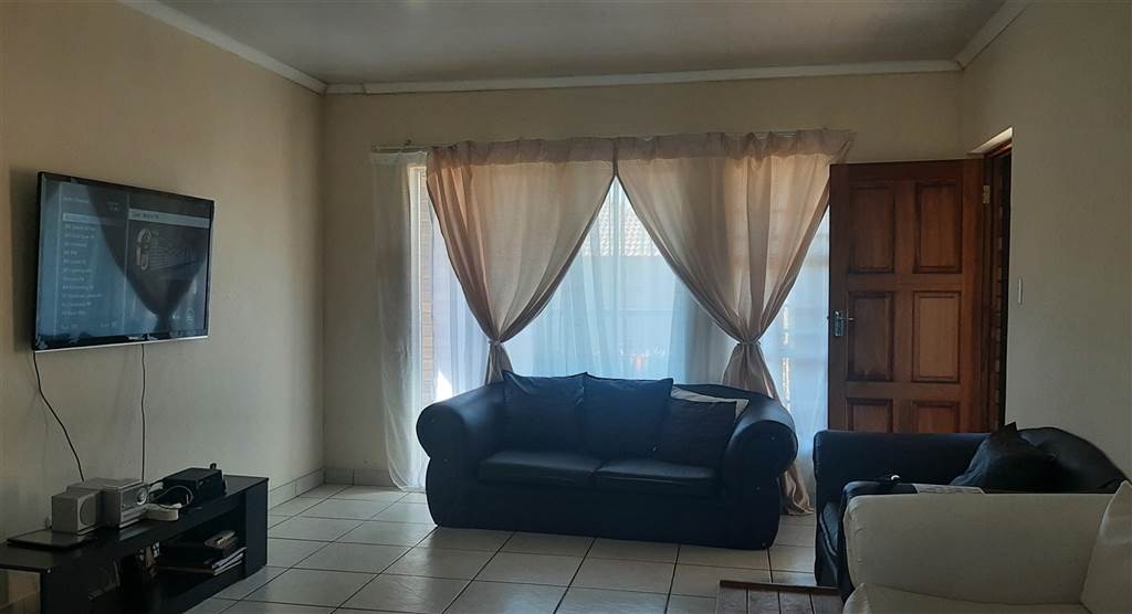 3 Bed Apartment in Waterval East photo number 9