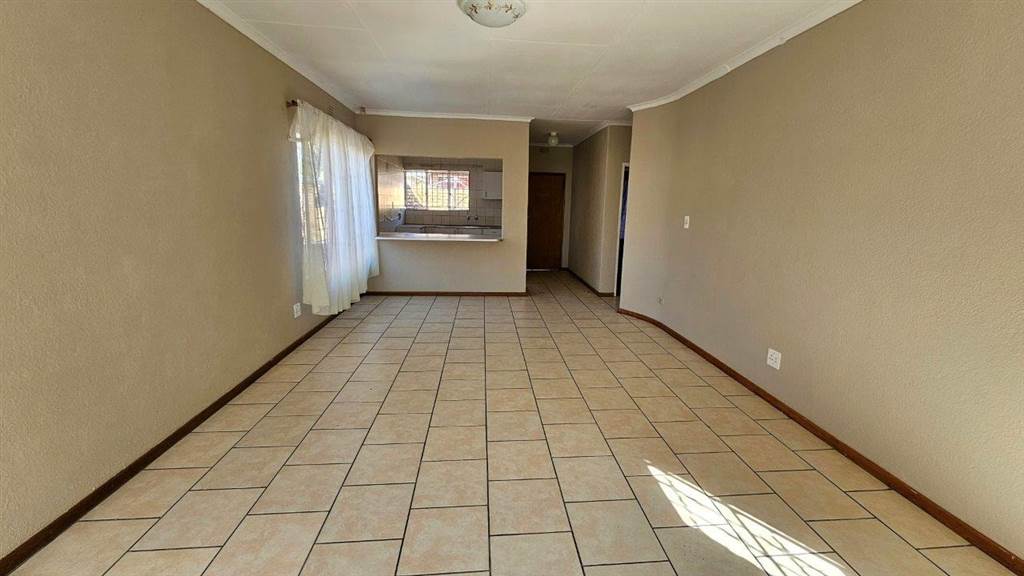 2 Bed Townhouse in Krugersdorp Central photo number 9