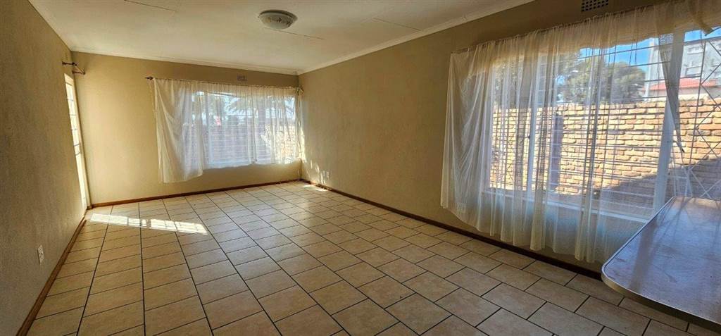 2 Bed Townhouse in Krugersdorp Central photo number 6