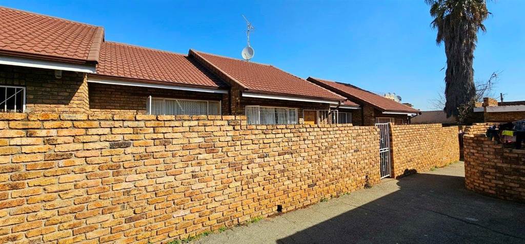 2 Bed Townhouse in Krugersdorp Central photo number 2