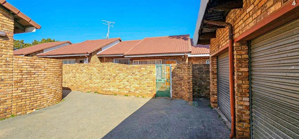 2 Bed Townhouse in Krugersdorp Central photo number 1