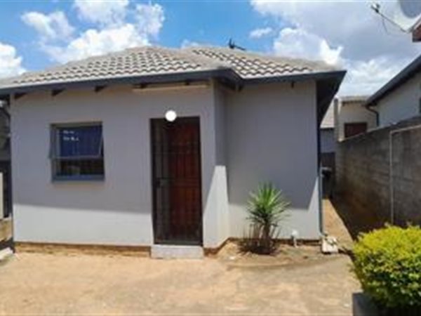 2 Bed House in Clayville