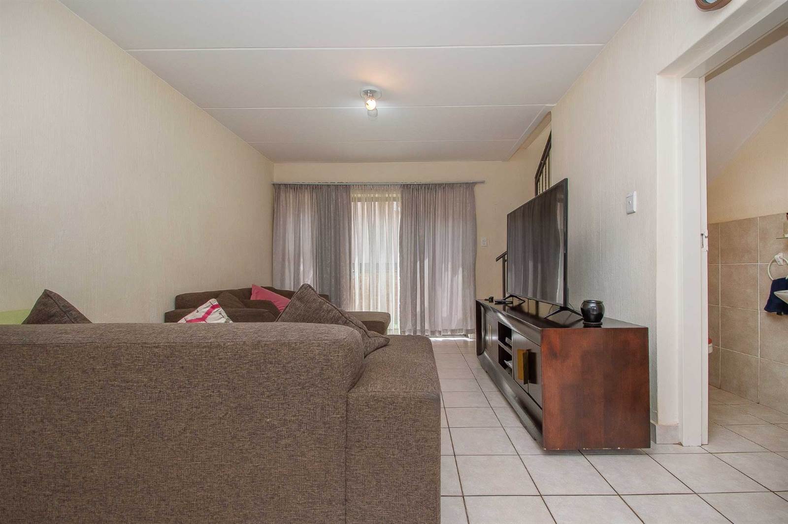 3 Bed Townhouse in Wilgeheuwel photo number 9