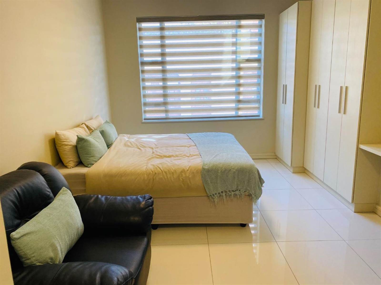 2 Bed Apartment in Rosebank photo number 6