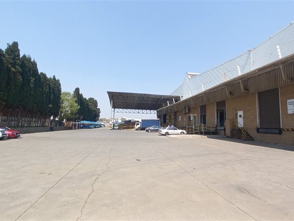 7 811  m² Industrial space