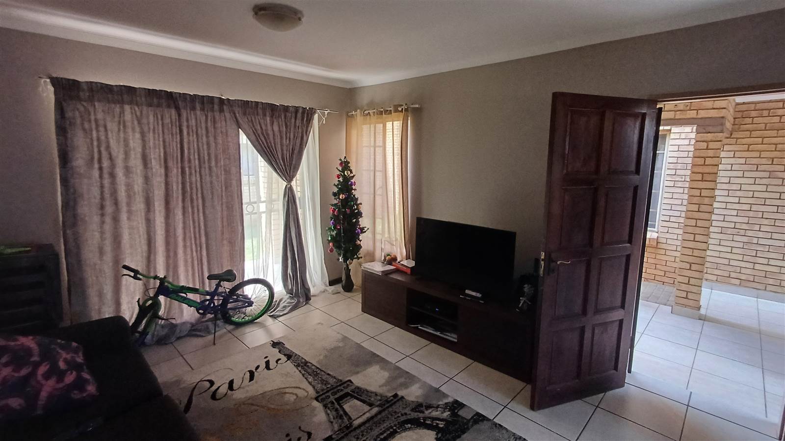 2 Bed Apartment in Mantevrede photo number 2
