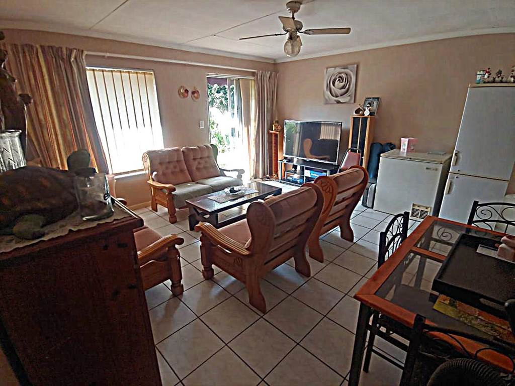 2 Bed Townhouse in Doornpoort and surrounds photo number 11