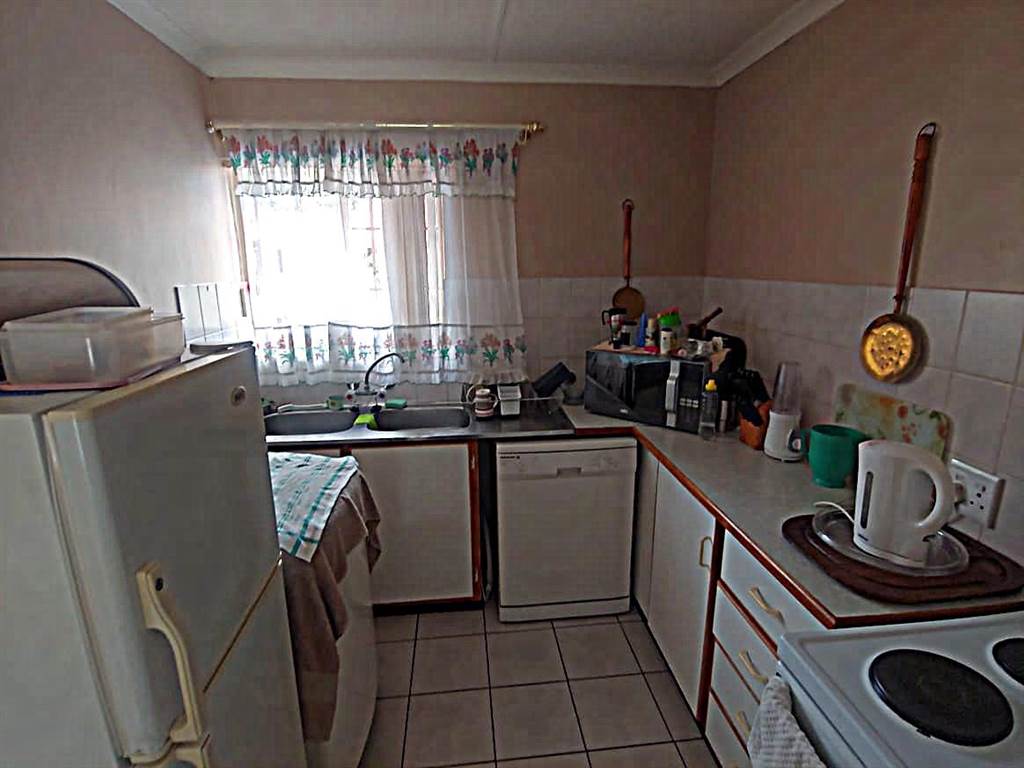 2 Bed Townhouse in Doornpoort and surrounds photo number 8
