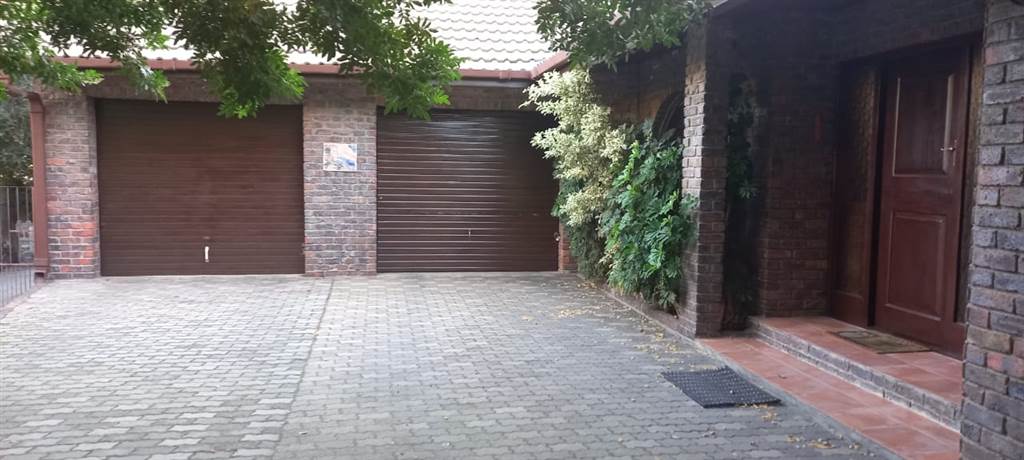 4 Bed House in Prince Alfred Hamlet photo number 3
