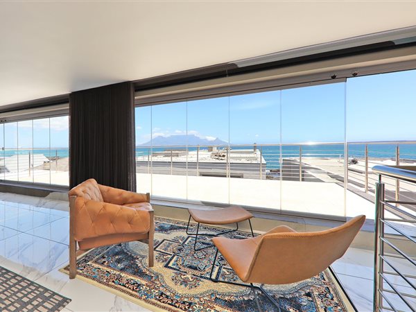 5 Bed House in Bloubergstrand