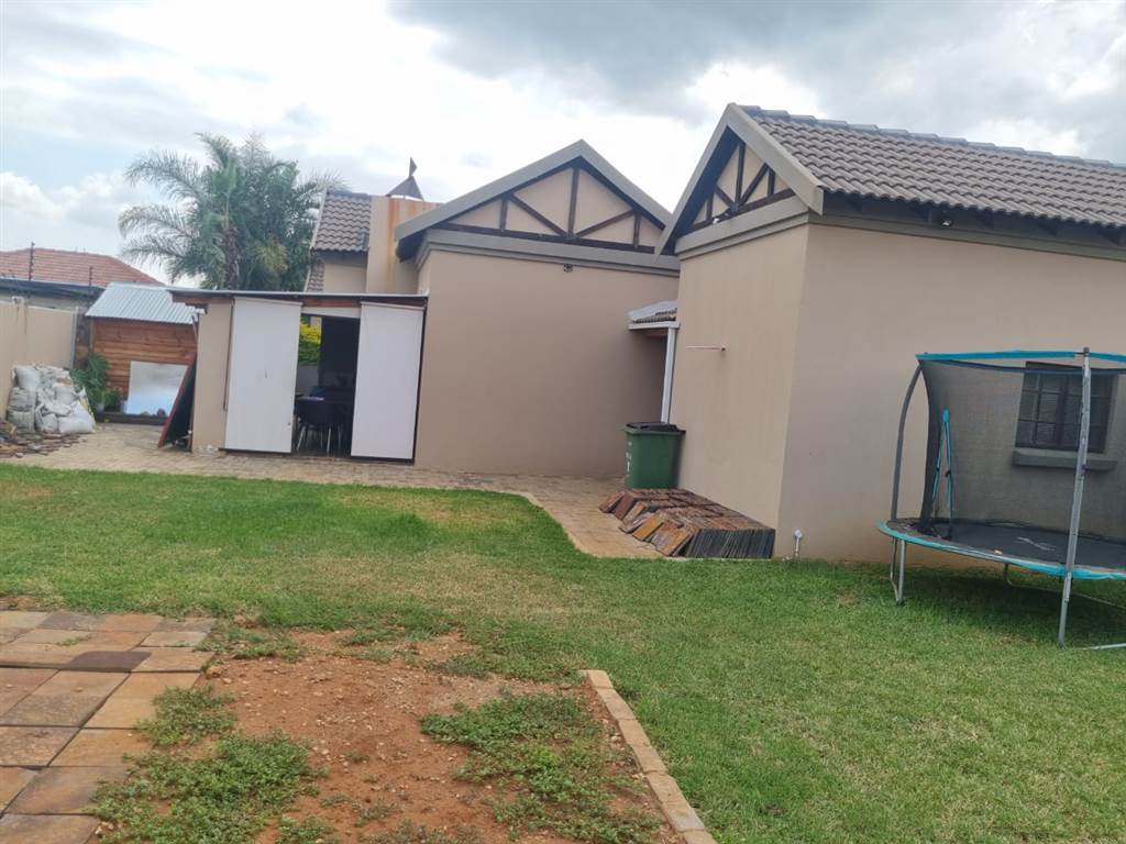 2 Bed Townhouse in Waterval East photo number 28