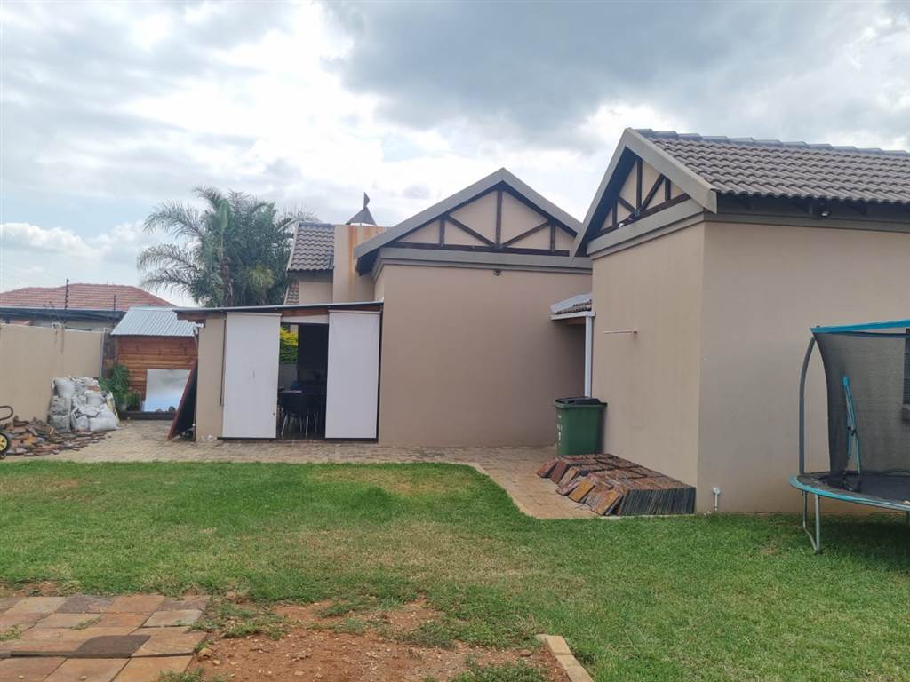 2 Bed Townhouse in Waterval East photo number 25