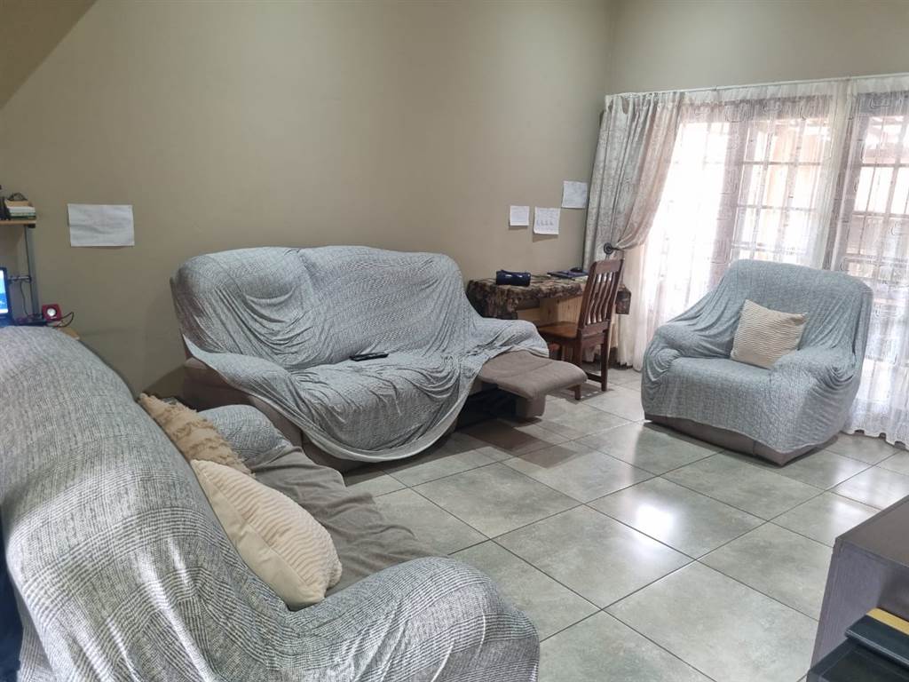 2 Bed Townhouse in Waterval East photo number 10