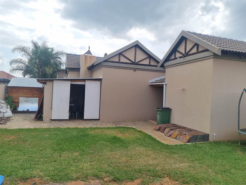 2 Bed Townhouse in Waterval East photo number 29