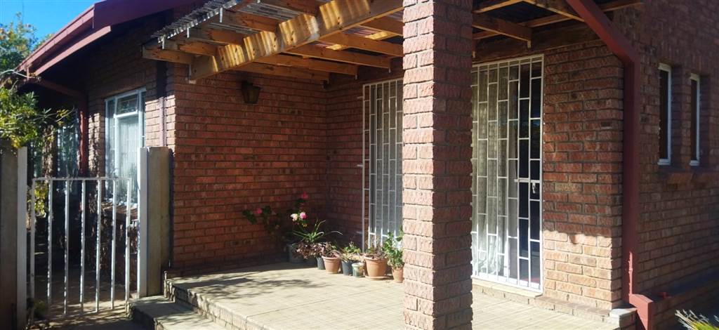 3 Bed House in Vryburg photo number 6