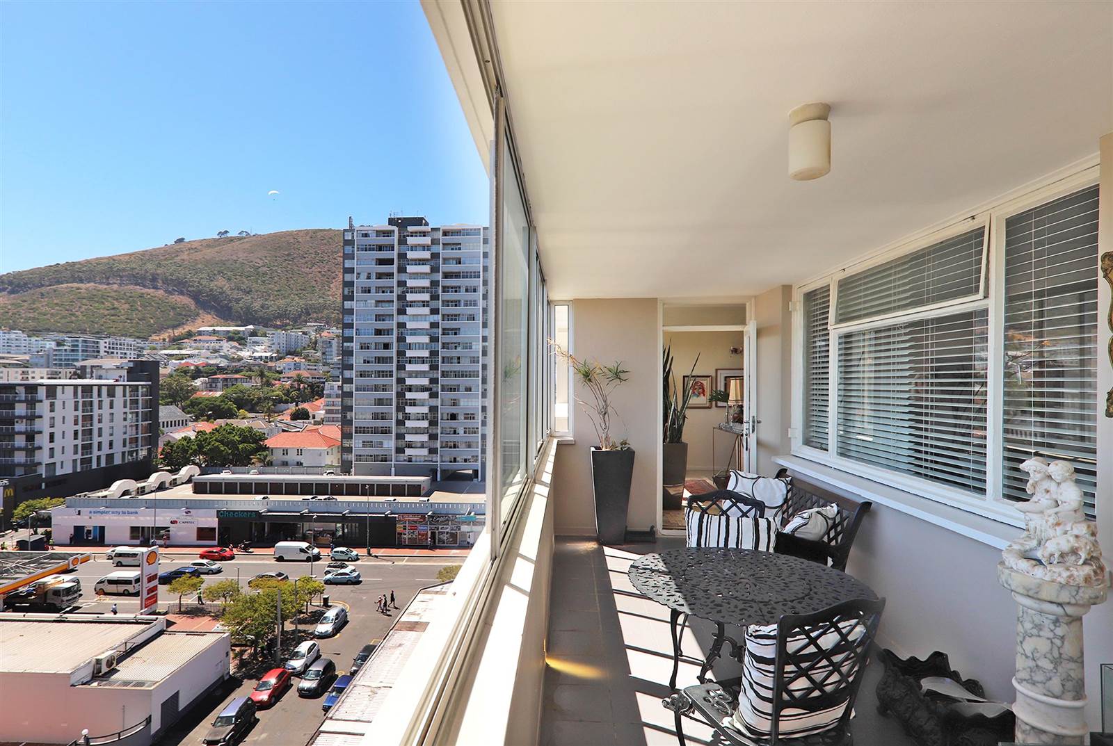 3 Bed Apartment in Sea Point photo number 6