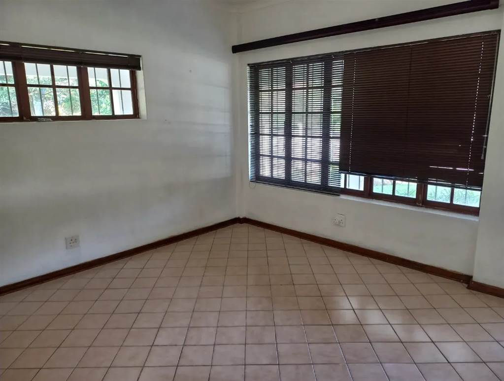 2 Bed Apartment in Umtentweni photo number 10