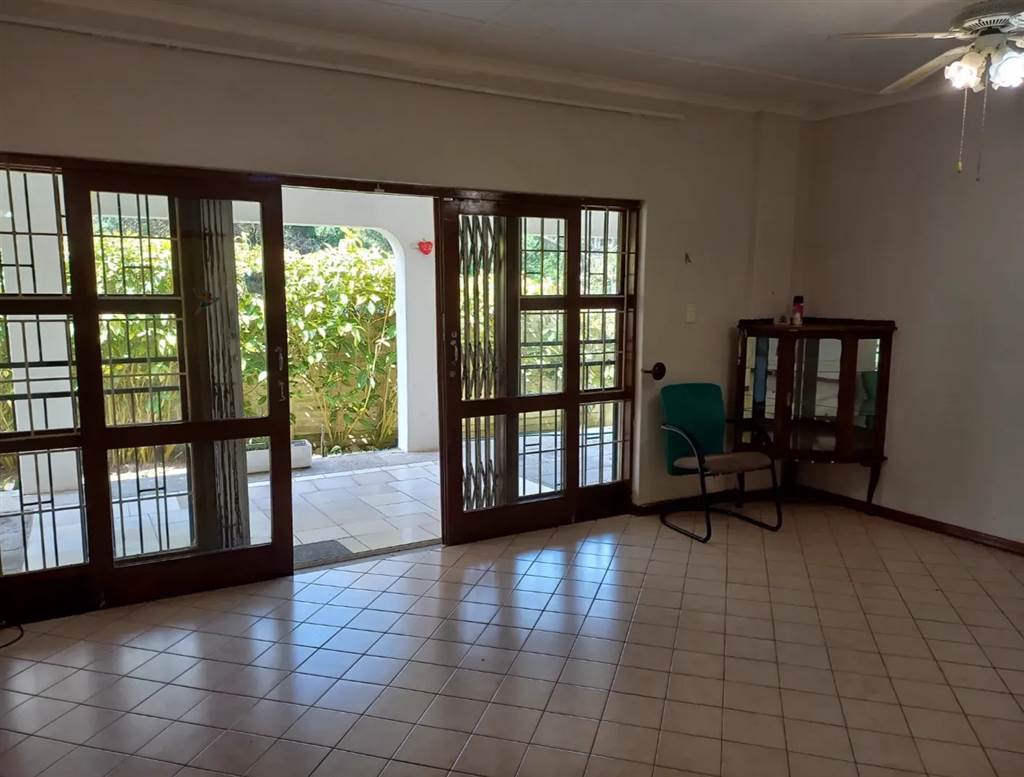 2 Bed Apartment in Umtentweni photo number 3