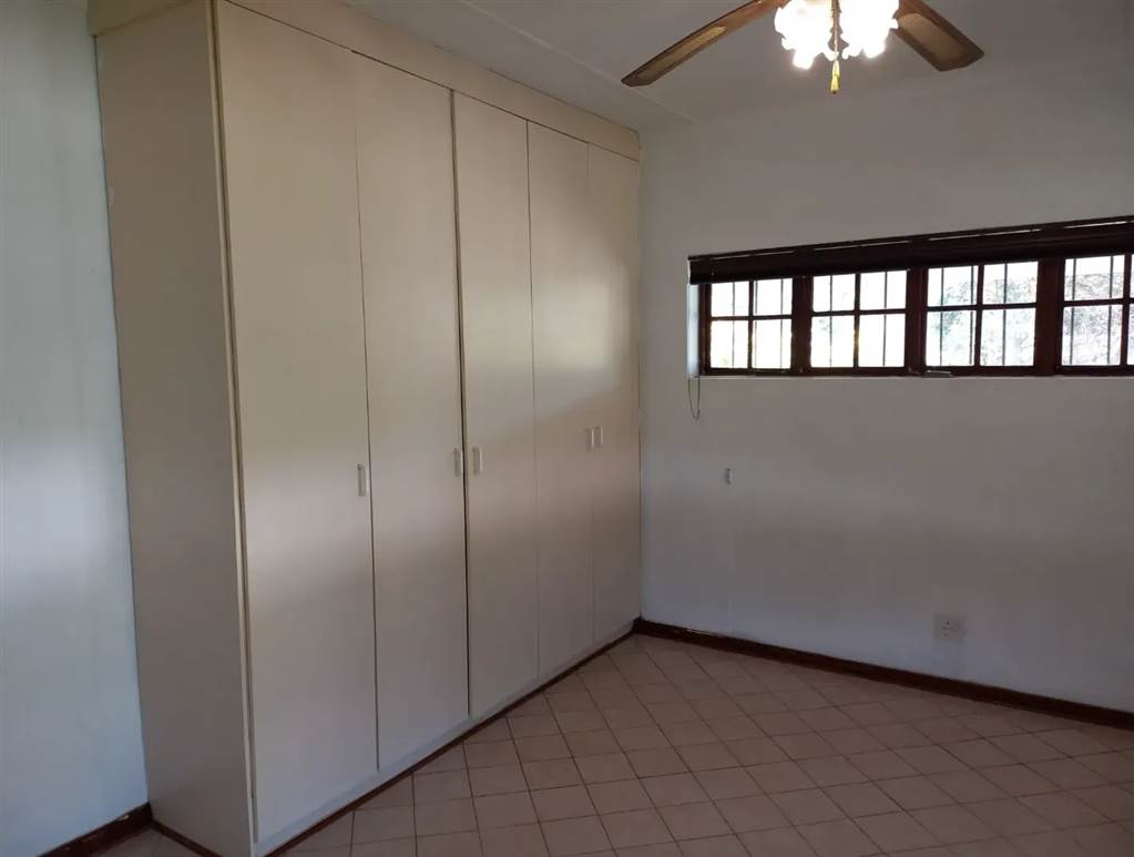 2 Bed Apartment in Umtentweni photo number 11