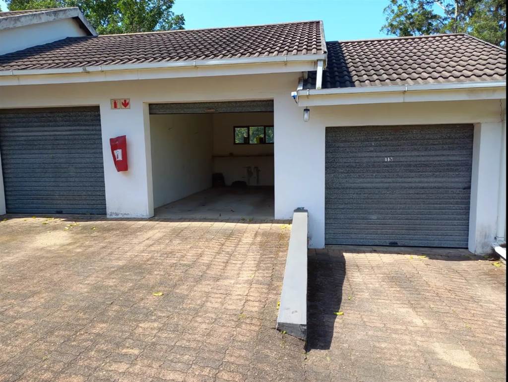 2 Bed Apartment in Umtentweni photo number 15