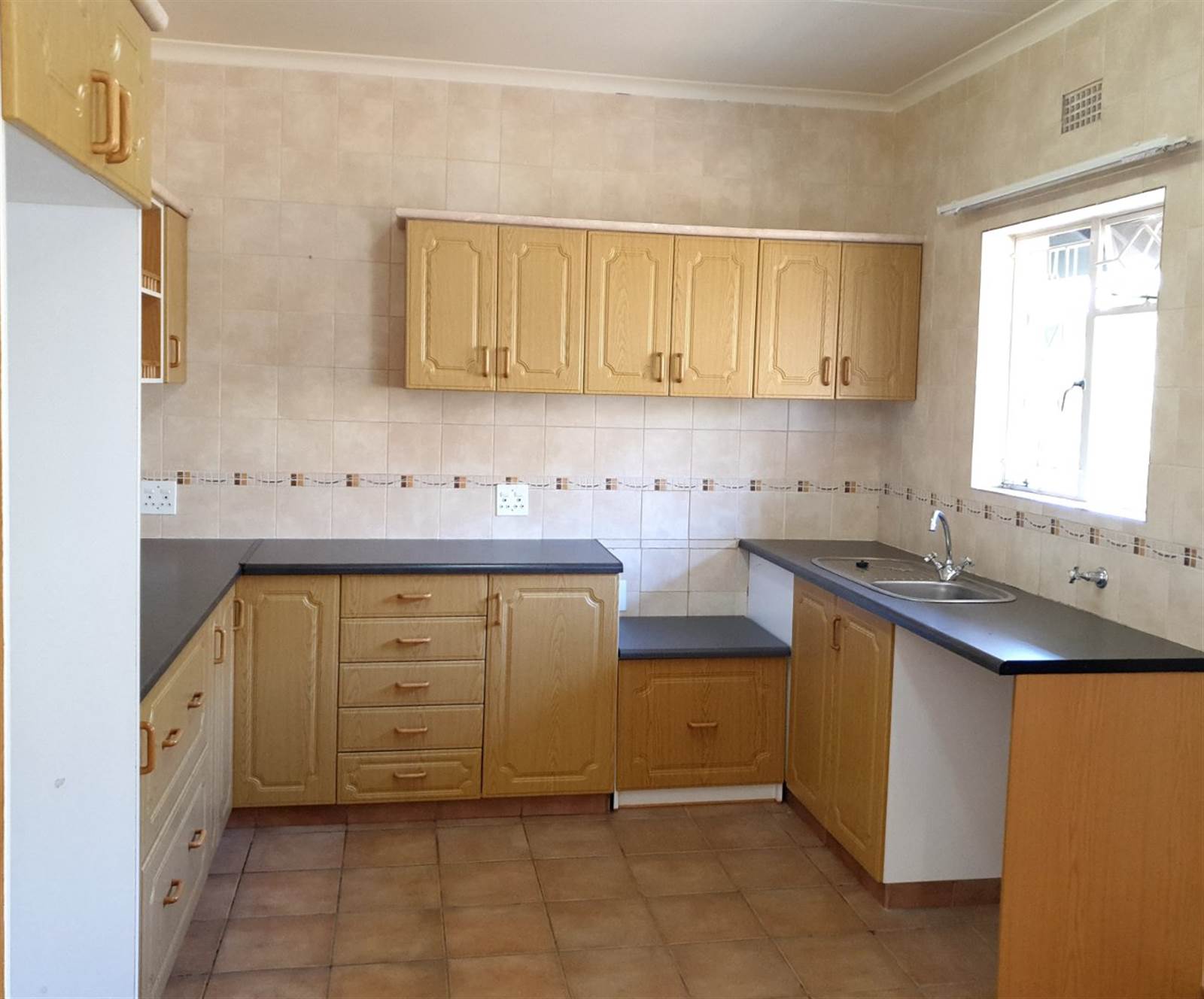1 Bed Apartment in Northcliff photo number 5