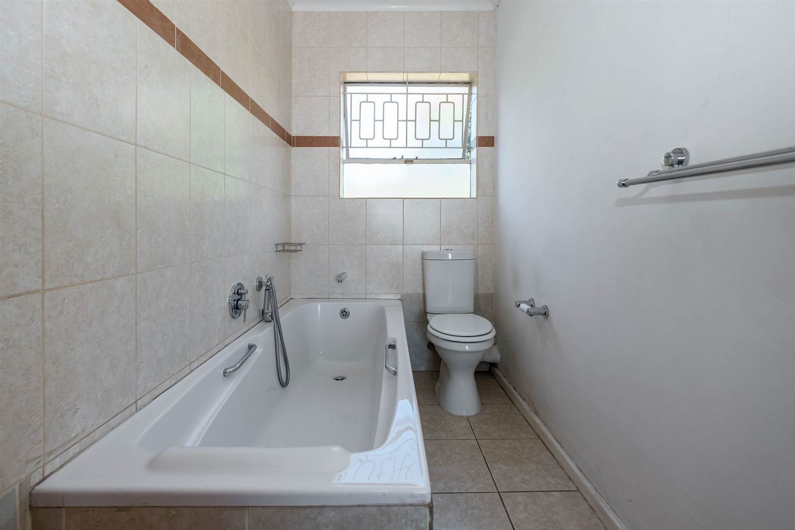3 Bed Apartment in Corlett Gardens photo number 21