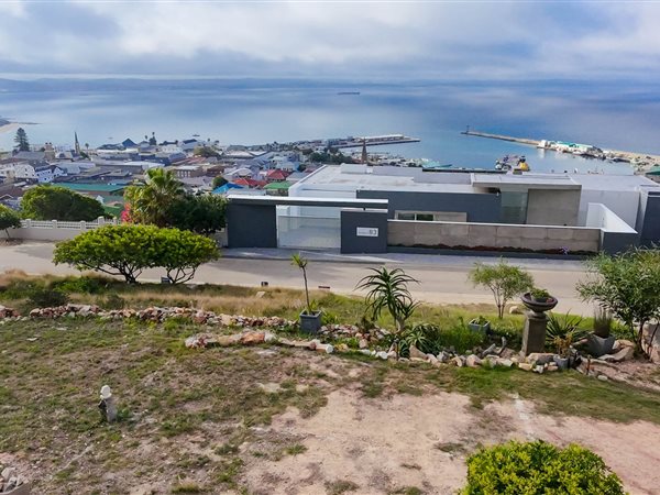 1 135 m² Land