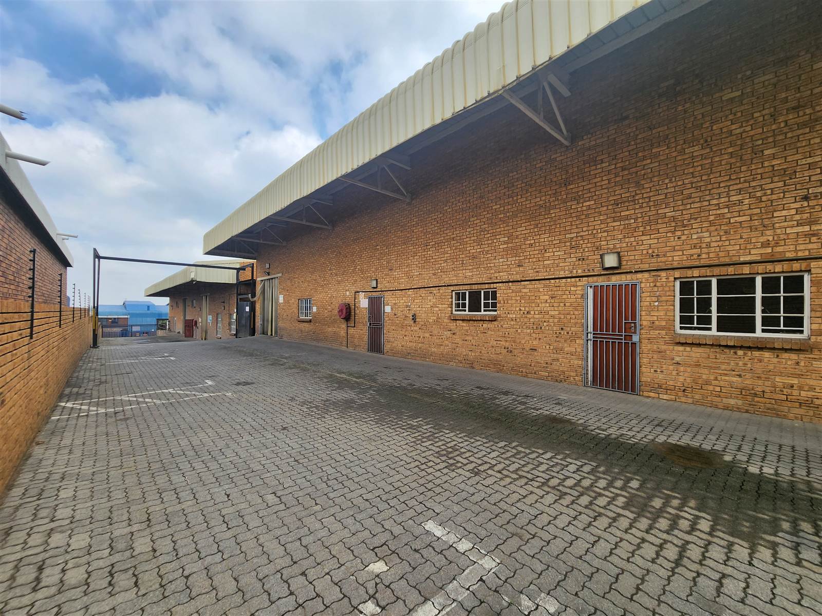 1380  m² Industrial space in Sebenza photo number 11