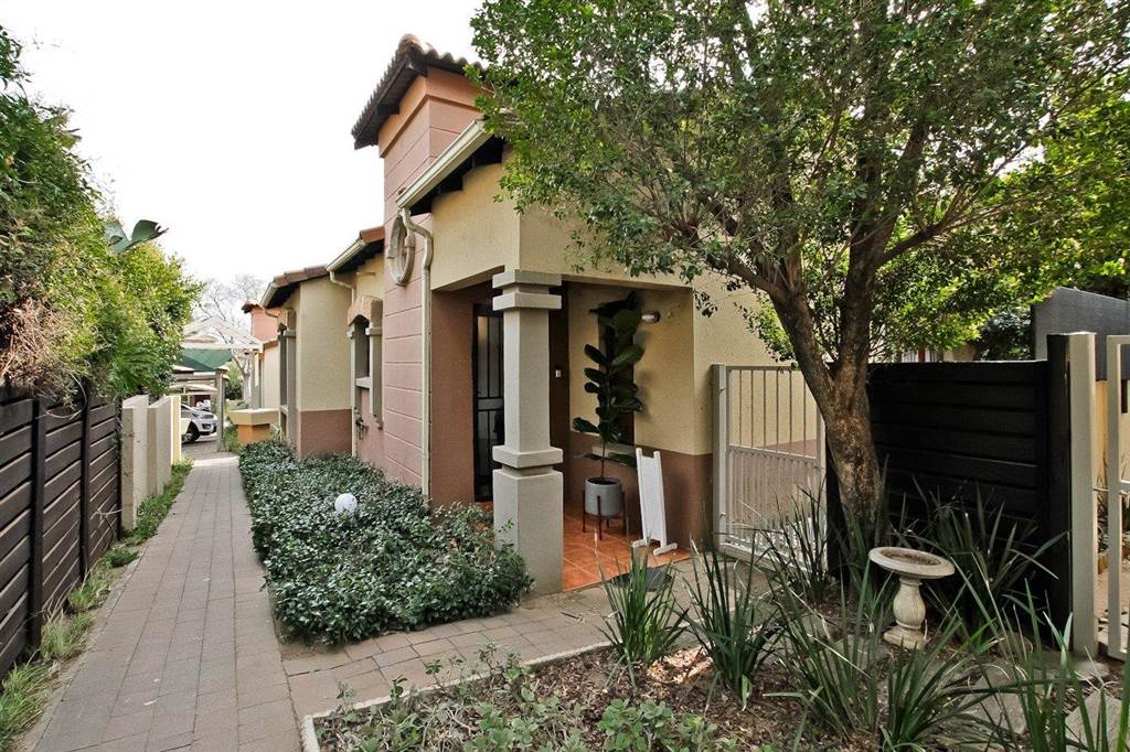 2 Bed Townhouse in Douglasdale photo number 22