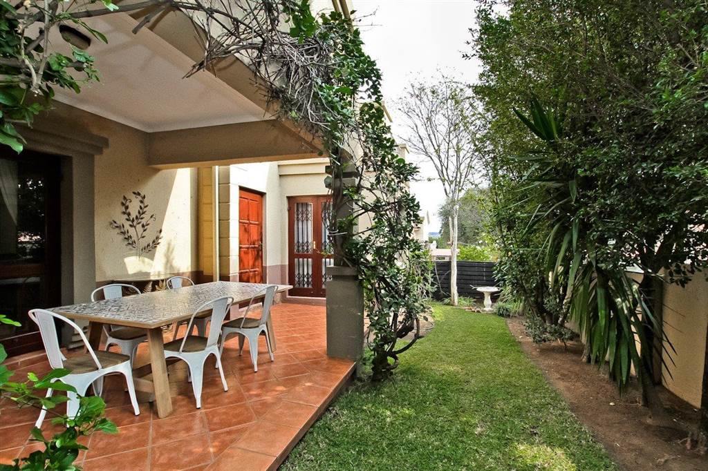 2 Bed Townhouse in Douglasdale photo number 18