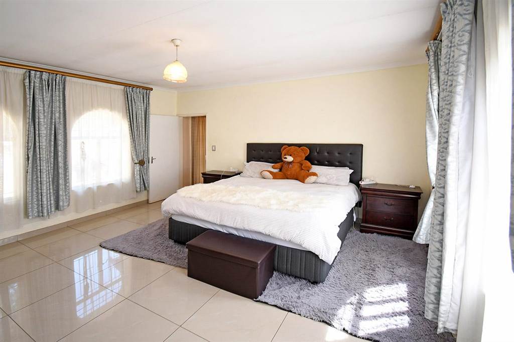 3 Bed House in Marais Steyn Park photo number 6