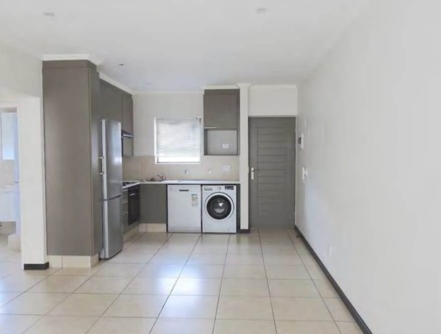 1 Bed Apartment in Sunninghill photo number 5