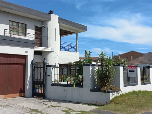 5 Bed House in Lotus River