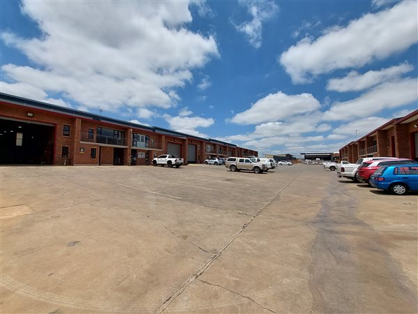 327  m² Industrial space in Clayville