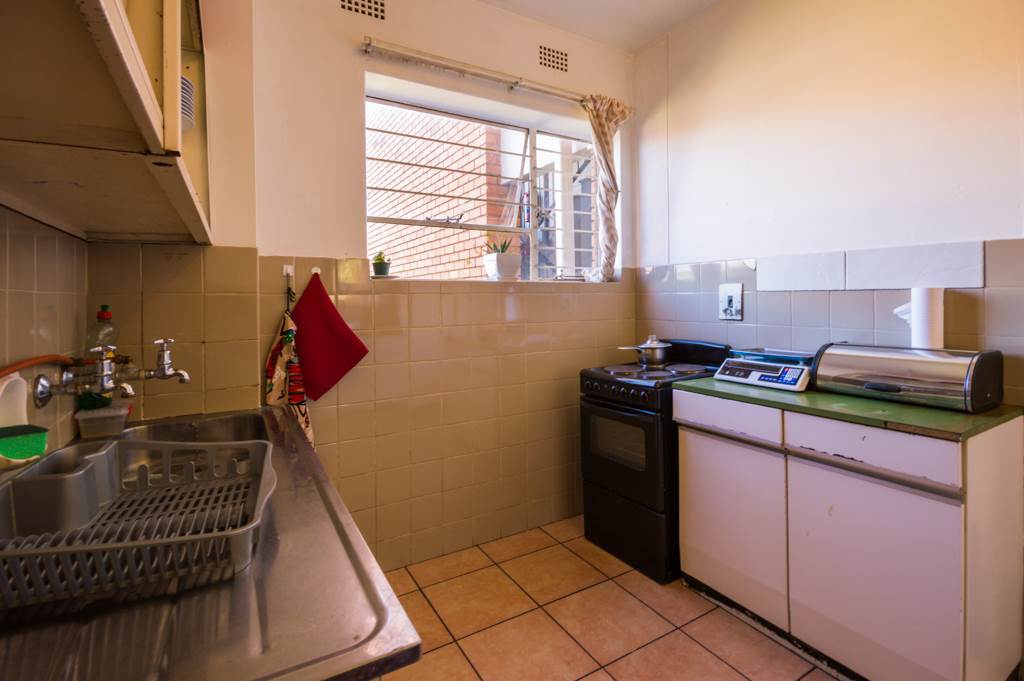 2 Bed Apartment in Malvern East photo number 6