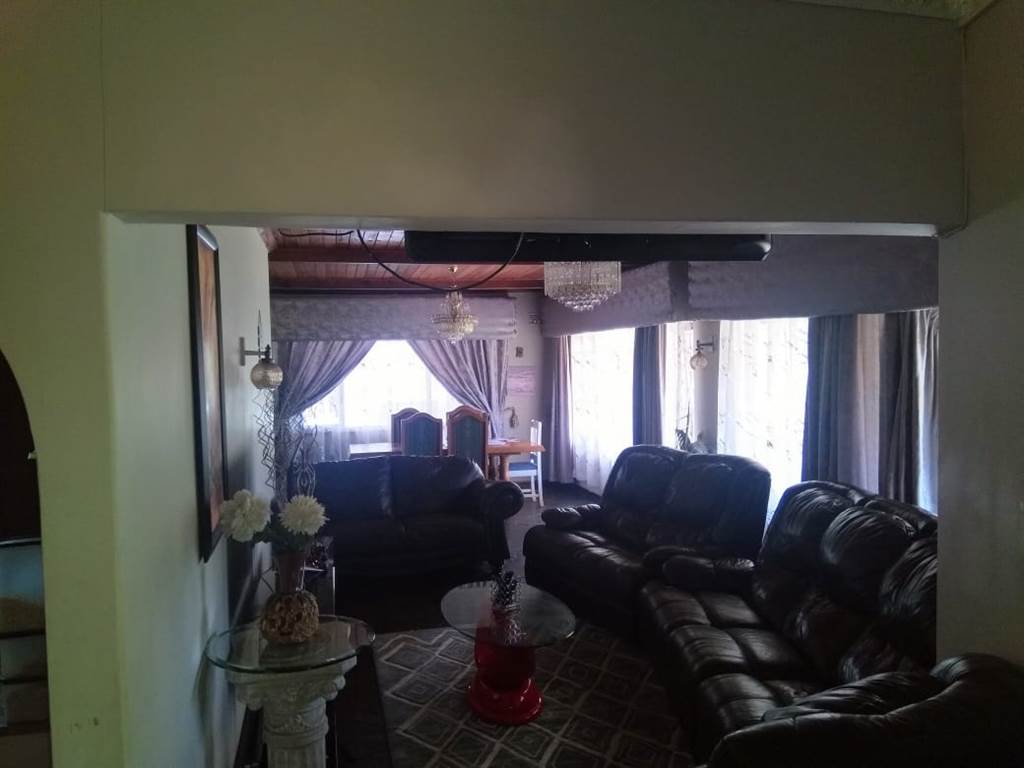 4 Bed House in Yellowwood Park photo number 4