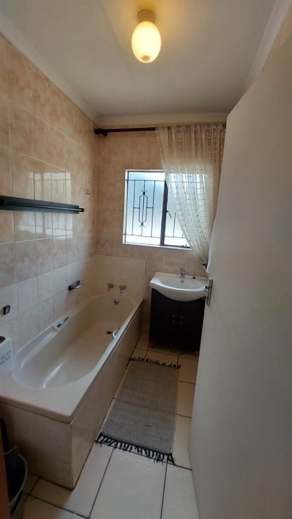 3 Bed House in Tlhabane photo number 9