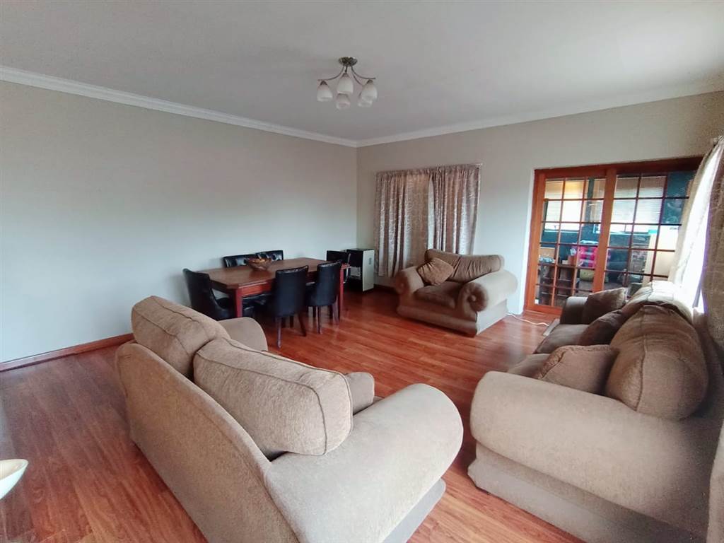 3 Bed House in Constantia Park photo number 4