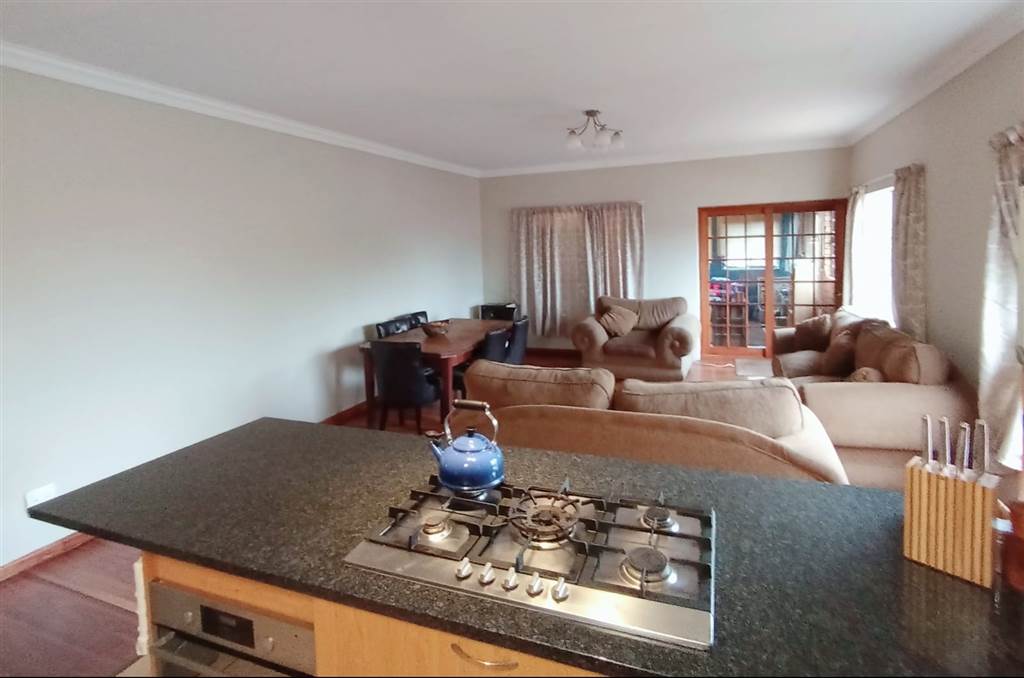 3 Bed House in Constantia Park photo number 6