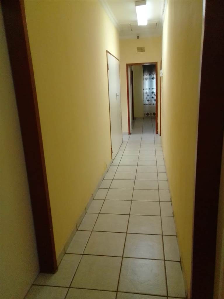 7.5 Bed House in Germiston South photo number 8