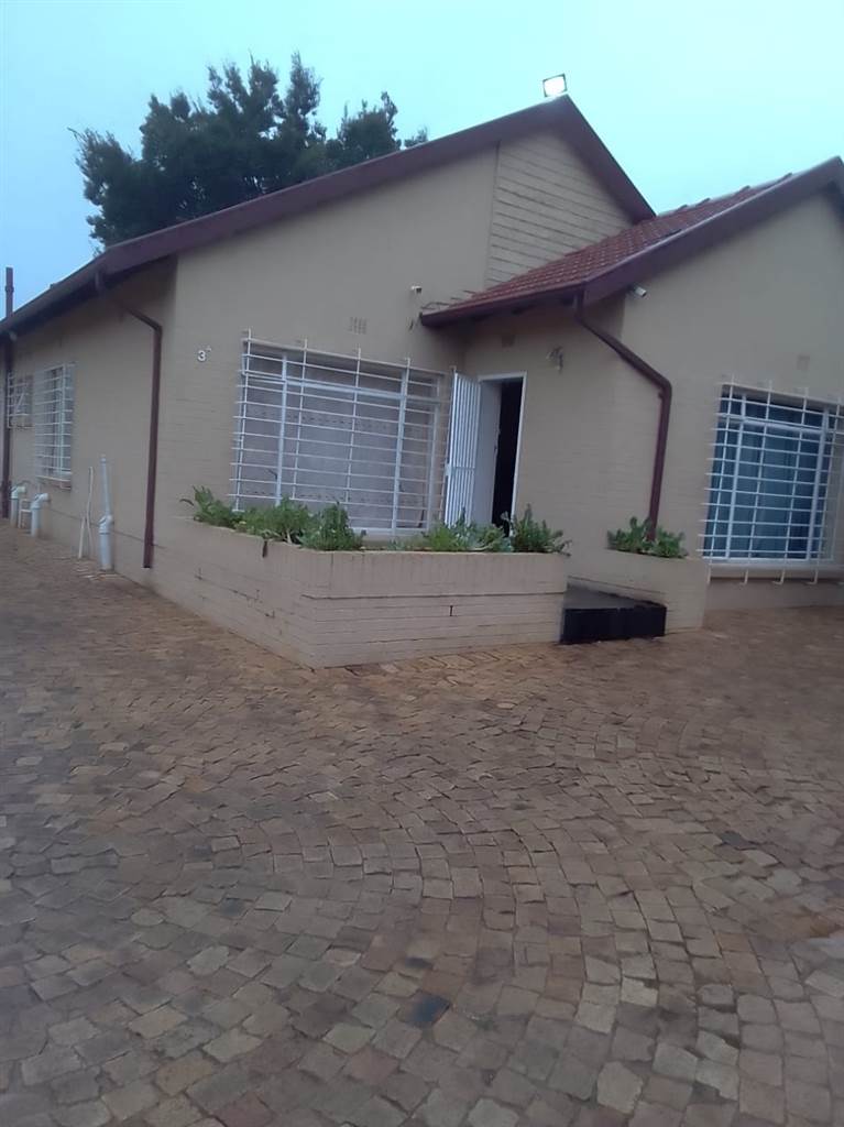 7.5 Bed House in Germiston South photo number 5