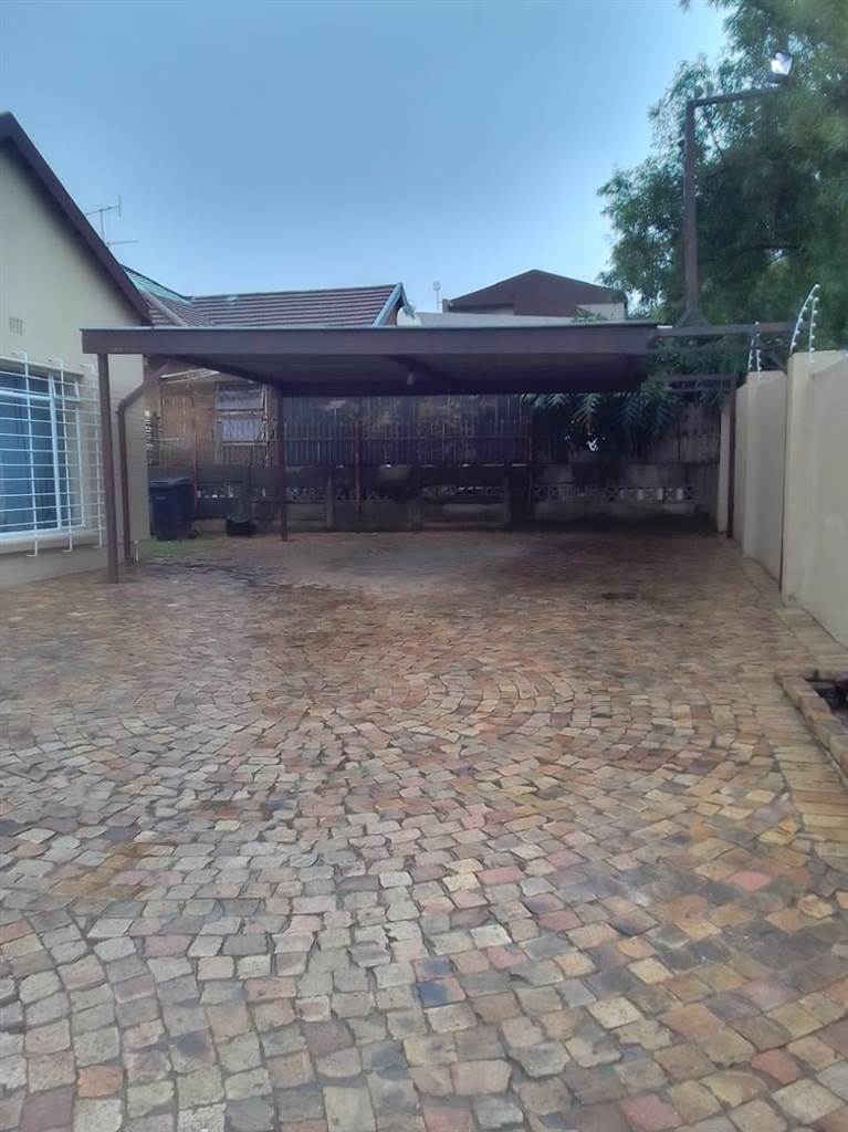 7.5 Bed House in Germiston South photo number 3