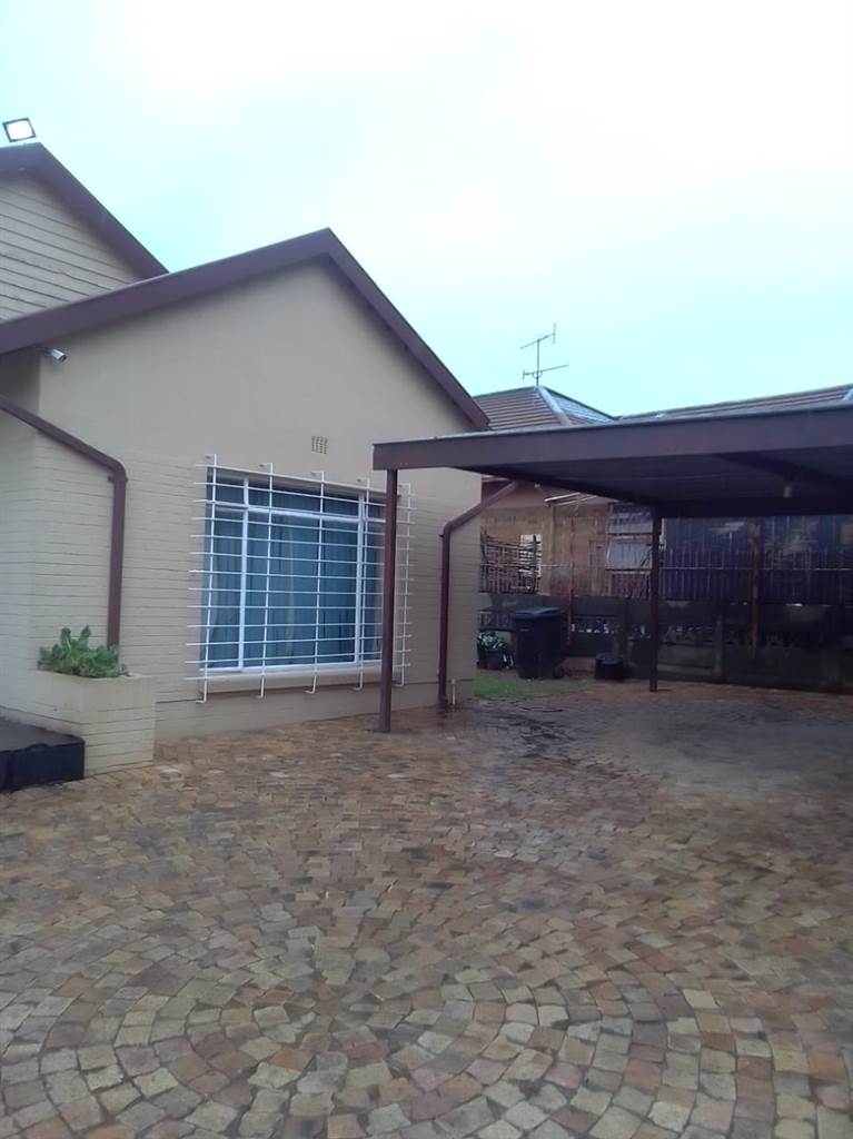 7.5 Bed House in Germiston South photo number 2