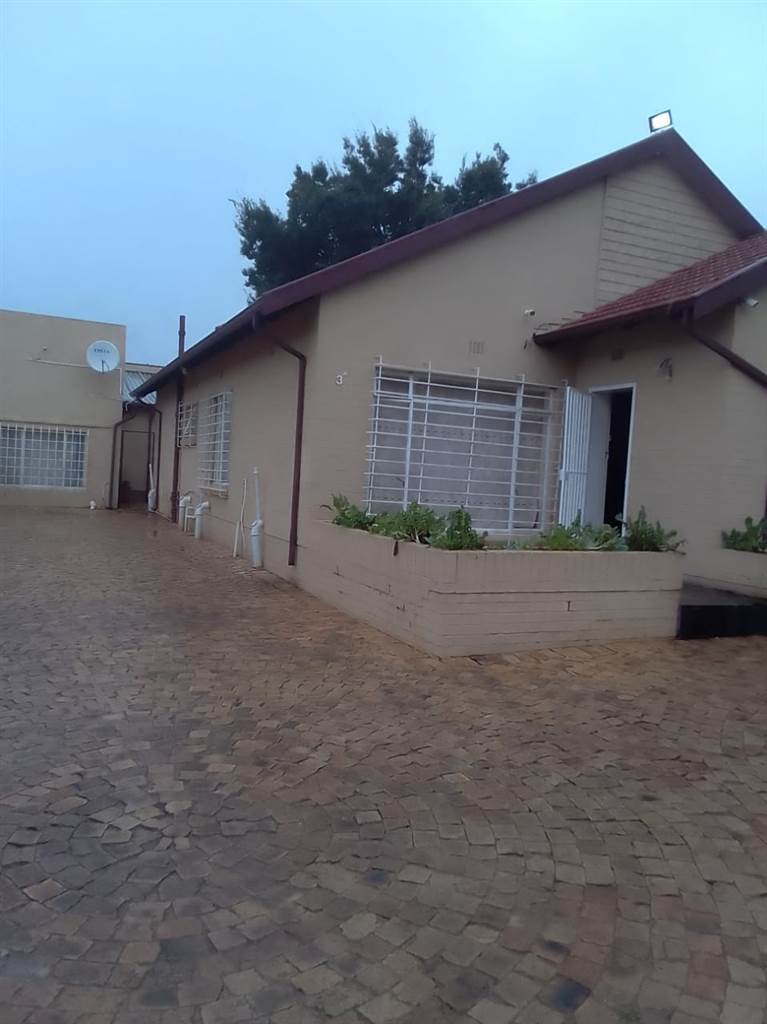 7.5 Bed House in Germiston South photo number 4