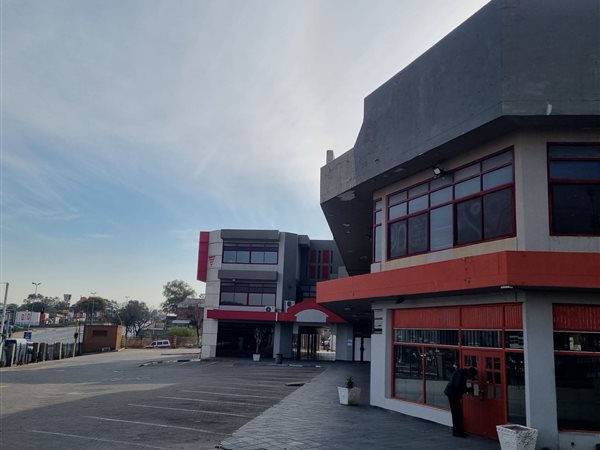 700 m² Retail Space 700 m² Retail Space