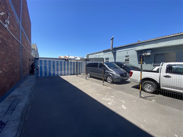 572  m² Industrial space