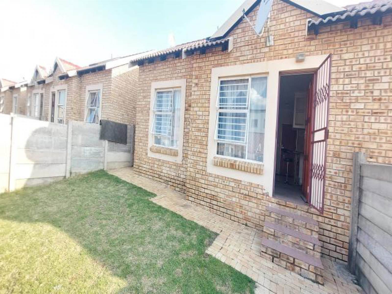 1 Bed Townhouse in Olievenhoutbosch photo number 1