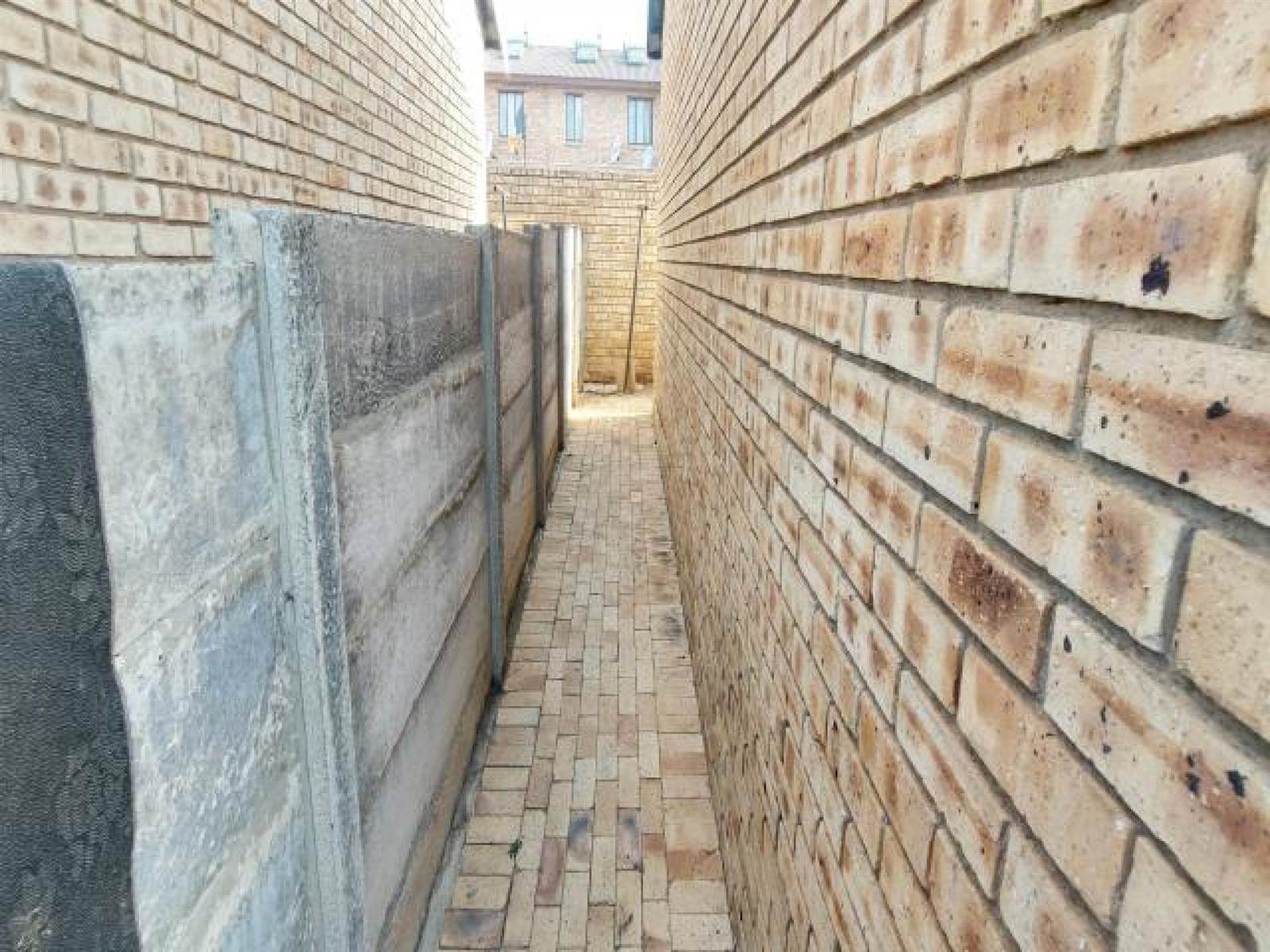 1 Bed Townhouse in Olievenhoutbosch photo number 16