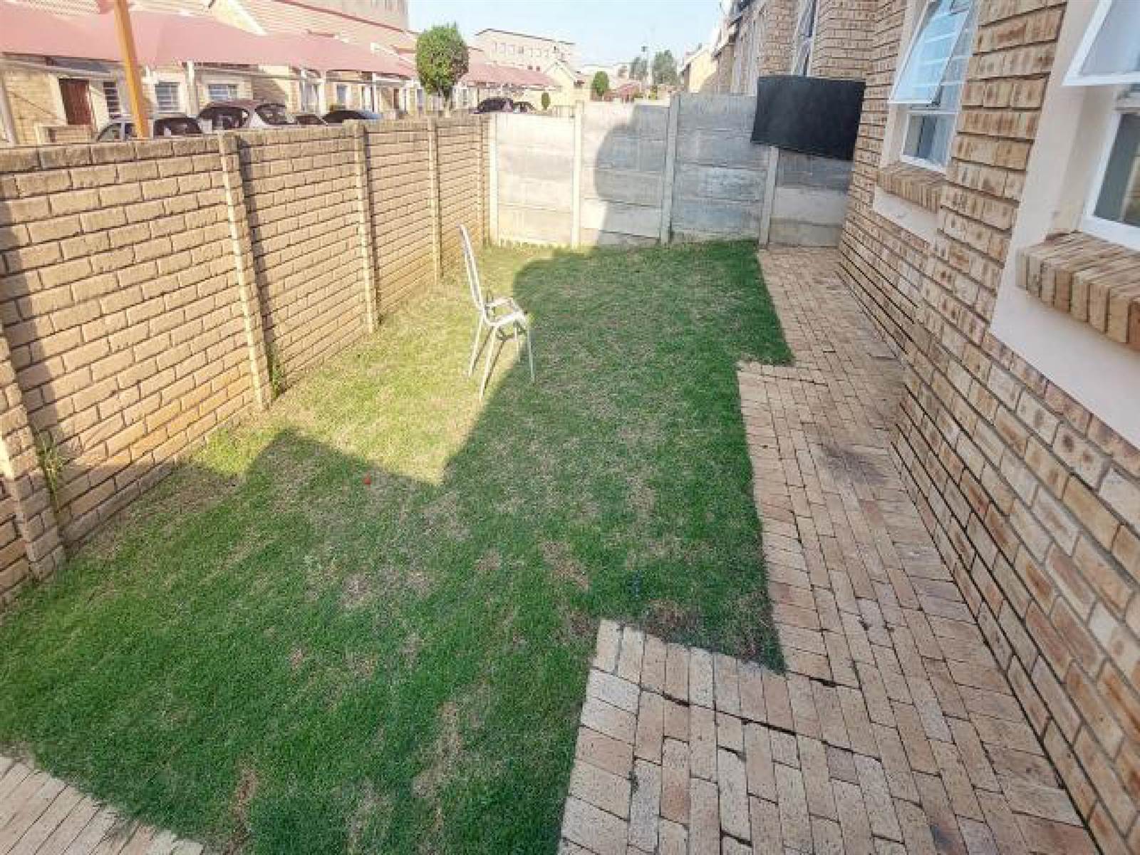1 Bed Townhouse in Olievenhoutbosch photo number 2