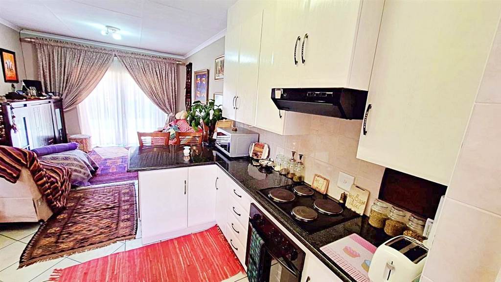 2 Bed Townhouse in Rooihuiskraal North photo number 5